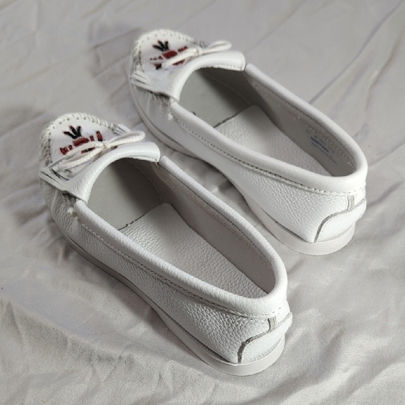NEW Minnetonka White Moccasins with Red Accents - Picture 15 of 16